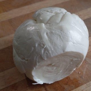 Essen, Homemade Mozzarella No Rennet, Instant Pot Mozzarella Cheese, Homemade Mozzarella Without Rennet, Homemade Mozzarella Cheese Without Rennet, Homemade Mozzarella With Vinegar, 2 Ingredient Mozzarella Cheese, Making Fresh Mozzarella, How To Make Fresh Mozerella