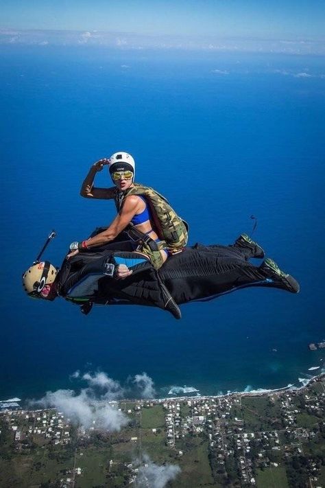 21 Things you just don't see every day. Wingsuit Flying, Wow Photo, Extreme Adventure, Base Jumping, Fear Of Flying, Cycling Art, Foto Poses, Weird Pictures, Skydiving