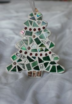 Mosaic Christmas Tree, Simple Mosaic, Mosaic Ornaments, Mosaic Christmas, Christmas Mosaics, Tree Mosaic, Mosaic Tiles Crafts, Mosaic Art Projects, Glass Mosaic Art