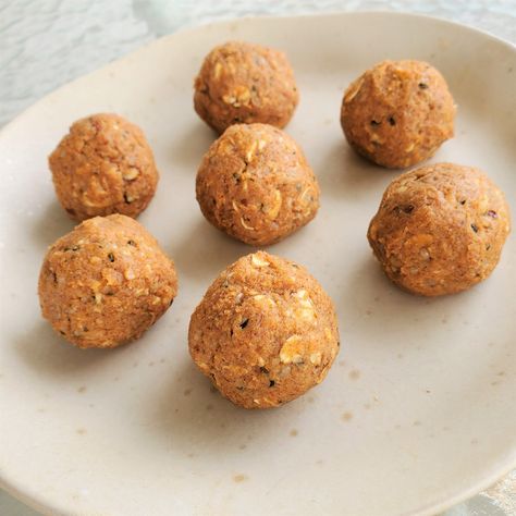 Sweet Potato Energy Balls, Daniel Fast Snacks, Homemade Energy Bites, Power Bites, Lchf Dessert, Sweet Pot, Energy Food, Fast Snack, Spinach Casserole