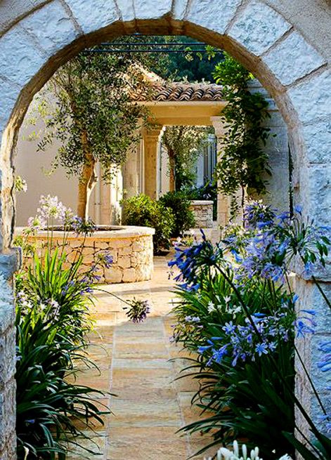 Greek Garden, Small Courtyard Gardens, Courtyard Gardens Design, Small Courtyards, Casa Patio, Have Inspiration, Italian Garden, Mediterranean Garden, Garden Gate