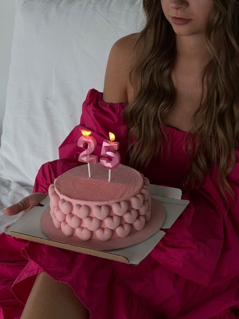 Pink 24th Birthday Cake, Birthday Cake Ideas Aesthetic Pink, Cute Pink Cake Ideas, 25th Birthday Cake Aesthetic, Pink Cake Photoshoot, Pink 25th Birthday Cake, Photoshoot Cake Ideas, Pink Cake Birthday Aesthetic, 25 Th Birthday Cake