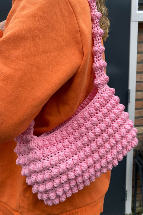 Crochet bobble stitch bag. Crochet bag pattern Pink Crochet Bag, Crochet Bobble Stitch, Puff Stitch Crochet, Stitch Bag, Bobble Stitch Crochet, Crochet Bobble, Crochet Pink, Pink Crochet, Puff Stitch