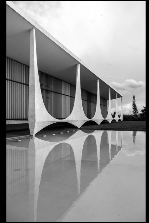 Oscar Niemeyer Architecture, Architecture Cool, Toyo Ito, Mid Century Architecture, Oscar Niemeyer, Brutalist Architecture, Structure Architecture, Zaha Hadid, Facade Architecture