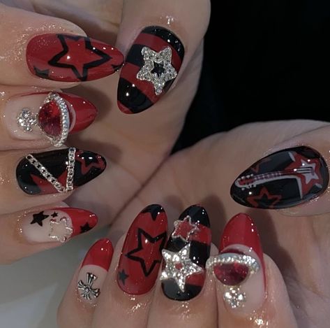 Short Nails Ideas Red And Black, Black And Red Nails Short, Short Emo Nails, Emo Nails Acrylic, Emo Nail Art, Uñas Y2k, Emo Rockstar, Emo Nails, Rock Star Nails