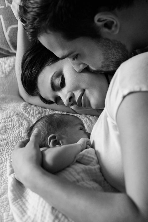 Parents And Newborn Pictures, New Mom Pictures, Couple Newborn Photography, Newborn Mama Photography, Newborn Couple Photography, New Parents Photoshoot, Newborn Photography Boy With Mom, Newborn And Daddy Pictures, Newborn And Mommy Pictures