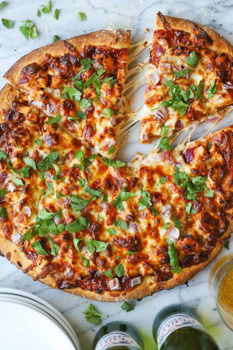 BBQ Chicken Pizza - You can use homemade pizza dough (or store-bought) with leftover rotisserie chicken for the best (speediest) dinner ever! Barbecue Chicken Pizza Recipe, Damn Delicious Recipes, Bbq Chicken Pizza Recipe, Chicken Pizza Recipe, Garlic Ranch, Barbecue Chicken Pizza, Pantry Meals, Chicken Pizza Recipes, Bbq Pizza