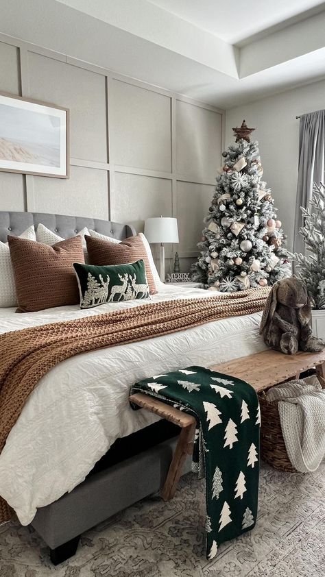 Check more at https://howcandothis.com/homedecoration/29391/ Simple Christmas Decor Living Room, Xmas Room Decor Ideas, Holiday Home Decor Ideas, Boho Christmas Bedroom, Christmas Decor 2024, Cute Christmas Room Decor, Christmas Tree In Bedroom, Christmas Aesthetic Home, Christmas Decor Apartment