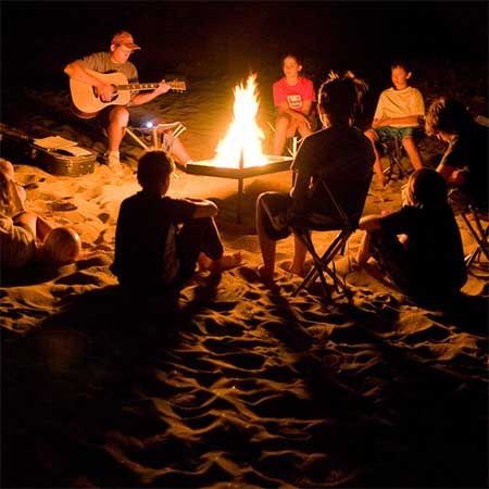 Friends Around A Campfire, Friends Camping Aesthetic, Beach Camping Aesthetic, Camping With Friends Aesthetic, Friends Campfire, Camping Photography Friends, Camping Aesthetic Friends, Camping Aesthetics, Campfire Aesthetic