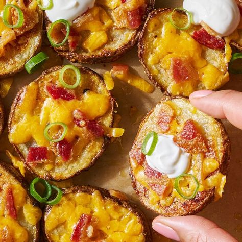 Potato Skin Bites Mini Potatoe Skins, Potato Skin Slices, Mini Potato Bites, Mini Potato Skins Appetizers, Make Ahead Potato Skins, Stuff Potatoes Recipes, Mini Potato Skins, Easy Potato Skins, Potatoes Skins