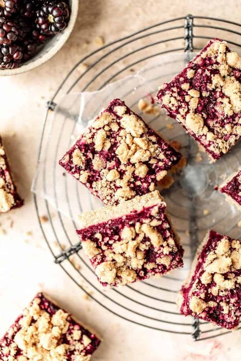 Easy Blueberry Desserts, Maine Recipes, Berry Crumble Bars, Blueberry Crumb Bars, Blueberry Desserts Recipes, Crumb Bars, Berry Crumble, Yummy Deserts, Blueberry Crumble