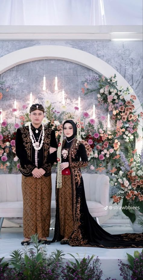 Wedding Dress Hijab Adat Jawa, Pernikahan Adat Jawa Hijab, Javanese Wedding Hijab, Wedding Jawa Hijab, Kebaya Wedding Hijab, Nikahan Adat Jawa, Adat Jawa Wedding Hijab, Wedding Dress Jawa, Pengantin Jawa Hijab