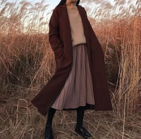 Browse these dark academia fashion and dark academia outfit options #darkacademiaoutfit #darkacademiafashion Midi Skirt Fall Outfit, Outfit Maroon, Dark Academia Aesthetic Fashion, Dark Academia Aesthetic Outfit, Maroon Aesthetic, Mantel Outfit, Midi Skirt Fall, Academia Aesthetic Outfit, Maroon Outfit