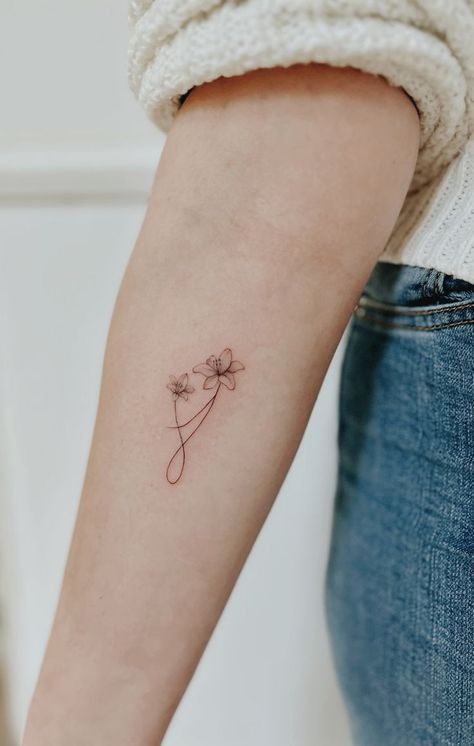 Mommy Daughter Tattoos, Mom Daughter Tattoos, Small Girly Tattoos, Petit Tattoo, Silhouette Tattoos, Petite Tattoos, Cute Small Tattoos, Wrist Tattoos For Women, Tattoo Feminina