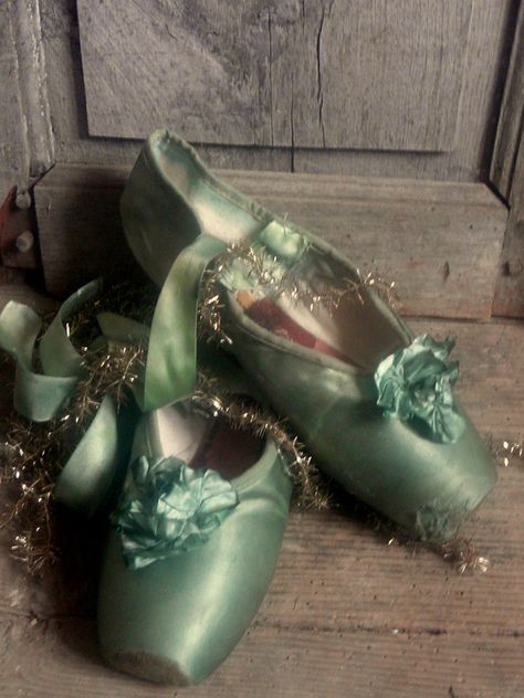 Green Ballerina Aesthetic, Green Dancer Aesthetic, Pointe Shoe Aesthetic, Fairy Aesthetic Shoes, Enchanted Forest Shoes, Green Pointe Shoes, Green Ballet Aesthetic, Point Shoes Aesthetic, Green Princess Aesthetic