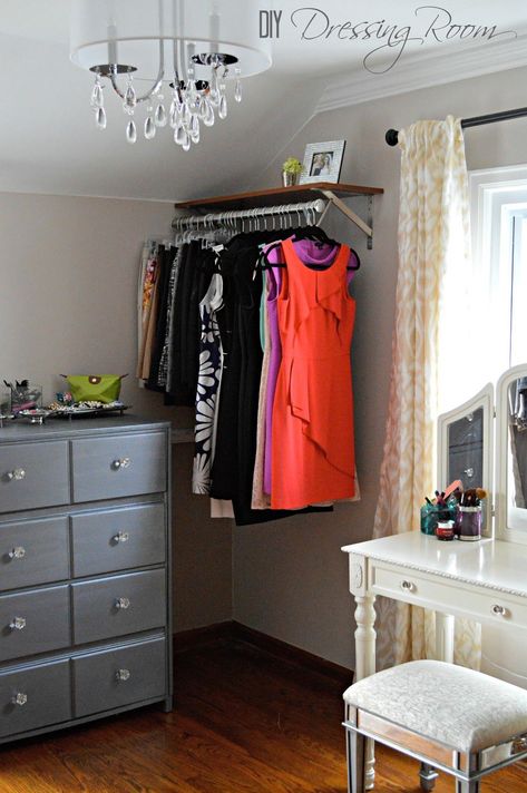 Small Dresser, Clothes Hanging, Casa Vintage, Dekorasi Kamar Tidur, Spare Bedroom, Spare Room, Closet Bedroom, Organization Bedroom, Design Case