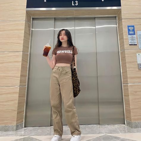 Light Brown Jeans Outfit, Light Brown Pants Outfit, Brown Jeans Outfit, Light Brown Jeans, Pant Outfits For Women, Brown Pants Outfit, Uni Outfit, Outfit Korean Style, Simple Style Outfits