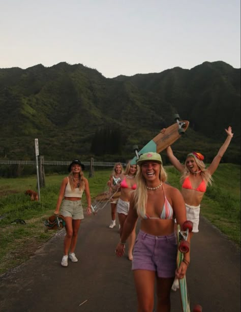 Friends Skateboarding, Photos From History, Outdoor Friends, Moving To Hawaii, Summer Goals, Gap Year, Foto Ideas Instagram, Dream Lifestyle, Iconic Photos