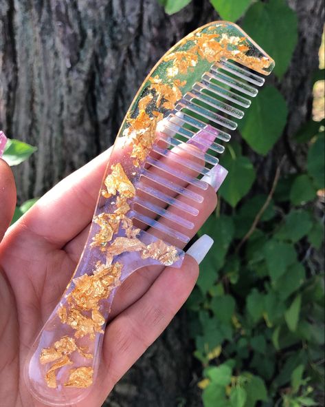 Resin Comb Ideas, Resin Aesthetic, Resin Comb, Black Liquid Lipstick, Resin Idea, Miniature Photography, Resin Accessories, Pop Sockets, Flower Press