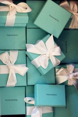 Tiffany & Co.boxes Tiffany Boxes, Tiffany Box, Second Hand Shop, Color Aqua, Breakfast At Tiffanys, Tiffany Jewelry, Idul Fitri, Blue Box, Cup Cakes