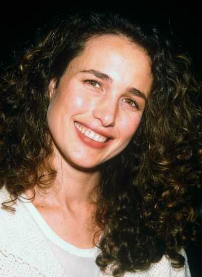 Andie Macdowell (April 26, 1958) British actress and spokeswoman, o.a. known from the movie '4 weddings and a funeral'. Andie Macdowell Hair, Maximalism Fashion, Andie Macdowell, Pencil Drawings Of Girls, 90s Hairstyles, Celebrity Trends, British Actresses, April 26, Classic Beauty