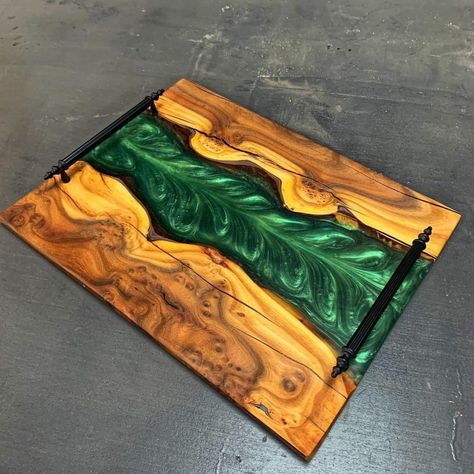 Walnut Epoxy Charcuterie Board, Charcuterie Resin Board, Epoxy Resin Charcuterie Boards, Resin Coffee Table Diy, Diy Epoxy Resin Projects, Diy Resin Coffee Table, Wooden Resin Tray, Resin Wood Tray, Epoxy Charcuterie Board