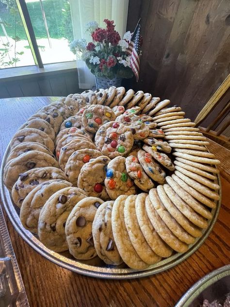 The Wedding Cookie Table Community | A cookie tray I did for a graduation party. Birthday Cookie Display, Cookie Wall Wedding, Diy Cookie Tray, Cookie Platters Display, Cookie Tray Display Ideas, Cookie Centerpieces, Cookie Bar Display, Cookie Station, Bf Bday