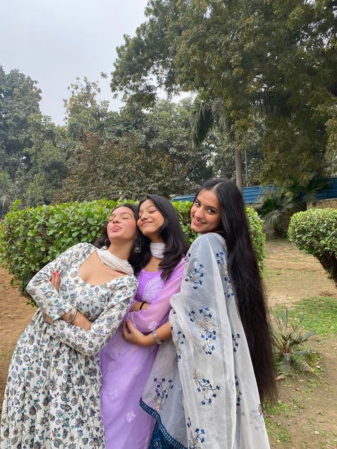 Teachers Day Outfit Indian, Desi Poses With Friends, Desi Friends Photoshoot Ideas, Sisters Photoshoot Poses, Bff Poses, Pani Puri, Sisters Photoshoot, Friend Pictures Poses, Best Friend Poses