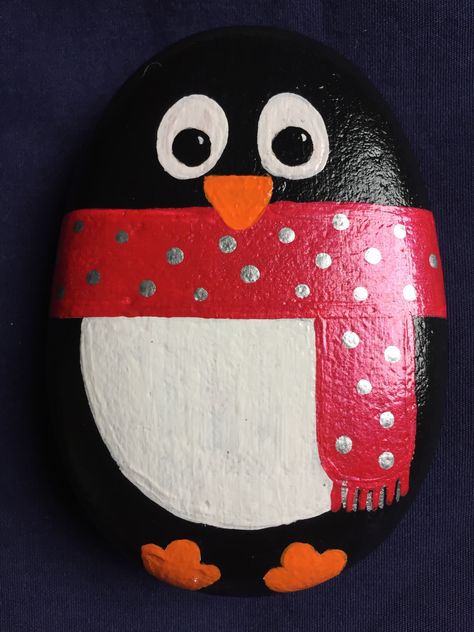 Painted Rock Penguin, Penguin Rocks Painted Stones, Penguin Stone Art, Painted Rocks Penguins, Xmas Stone Painting, Penguin Pebble Art, Easy Christmas Rock Painting Ideas, Penguin Painted Rocks, Holiday Rock Painting