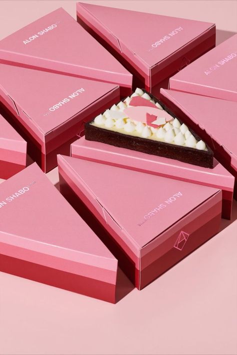 Pastry Packing Design, Packaging Of Sweets, Packaging Sweets Boxes, Small Cake Packaging Ideas, Cute Pastry Packaging, Sweet Packaging Ideas Boxes, Packaging For Cakes, Pink Food Packaging, Luxury Pastry Packaging