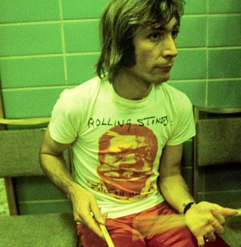 Charlie Watts wearing the “Three Ball Charlie” t-shirt. He was a 1930’s sideshow performer from Humboldt, Nebraska who could also not only balance on several balls at once, but could also juggle balls, and whistle, all while performing all 4 tasks simultaneously. #rocksoffmag #rockstyle #vintagebandtees #60saesthetic #60sfashion #60smusic 60’s Aesthetic, David Coverdale, Instagram Goals, The Quiet Ones, 60s Music, Charlie Watts, Stone World, Vintage Band Tees, Musica Rock