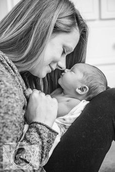 Photo Bb, Newborn Family Pictures, Mother Baby Photography, Foto Newborn, Newborn Photography Boy, Baby Pictures Newborn, Newborn Mom, Newborn Photography Poses, Newborn Baby Photoshoot