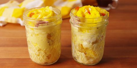 What can't mason jars do? Omlet Breakfast, Breakfast Jars, Mason Jar Breakfast, Egg Sausage, Breakfast In A Jar, Sous Vide Egg, Omelets Recipe, Mason Jar Meals, Pasta Primavera