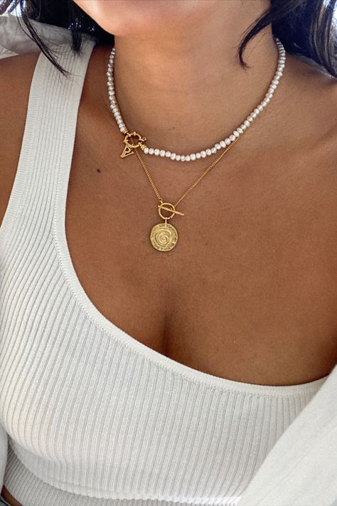 Women wearing a white top with gold jewelry perfect for spring and summer 2023 Popular Jewelry 2023, Jewelry Trends 2023 2024, Trending Jewelry 2023, Gold Jewelry Fashion Necklace, Hip Brace, Jewellery Board, Antique Jewellery Online, Buying An Engagement Ring, Trends 2023