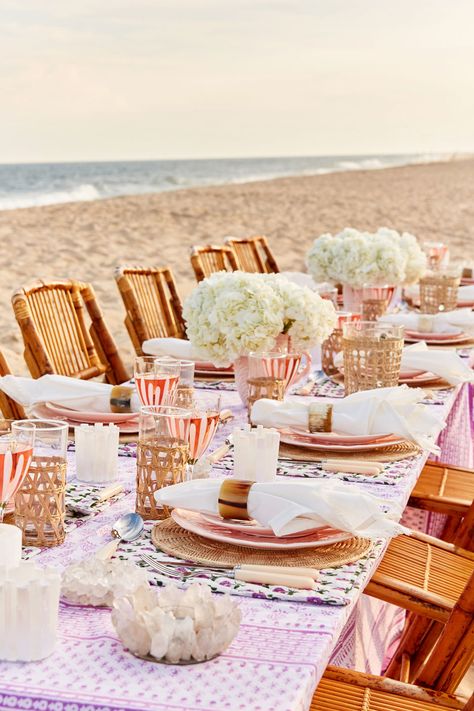 The branding expert who knows how to throw a dinner party on the beach. Beach Dinner Parties, Creative Houses, Backyard Bbq Party, 20 Birthday, Sunset Party, Sunset Dinner, Beach Dinner, Beach Bbq, Under The Sea Theme