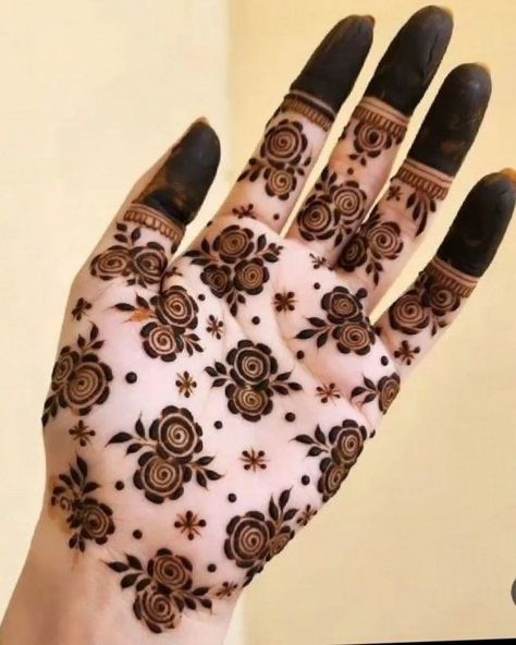 Simple Mehendi Designs Fingers, Fingertip Mehndi Design, Henna Design For Fingers, Mendhi Flowers Design, Minimalist Mehndi Designs Front Hand, Flower Mehndi Designs Back Hand, Geometric Mehndi Designs, Front Mehndi Designs, Mehendi Designs For Hands Simple