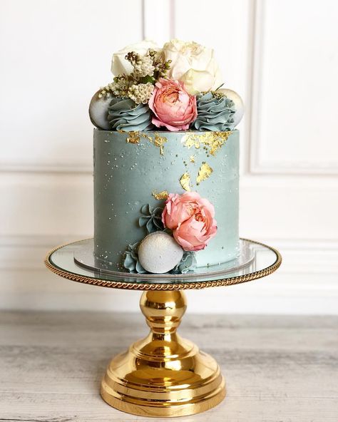 Classically elegant. Freckled buttercream with salted caramel drips & blooms. #poshlittlecakes #perthcakes #perthbaker #perthcakedesigner… 50th Birthday Cake For Women, Tier Cakes, 40th Cake, 70th Birthday Cake, Cake With Flowers, Elegant Birthday Cakes, 18th Birthday Cake, 40th Birthday Cakes, Birthday Cakes For Women