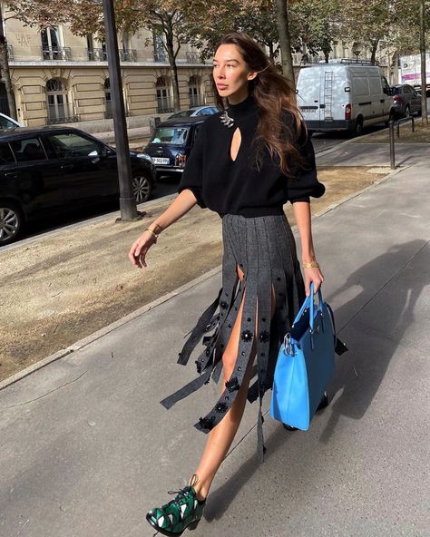 This Prada fringed midi skirt is in every fashion girl's fall uniform Prada Street Style, Fringe Skirt Outfit, Style Influencers, Prada Skirt, Leather Midi Skirt, Famous Fashion, Influencers Fashion, Street Style Chic, Skirt Outfit