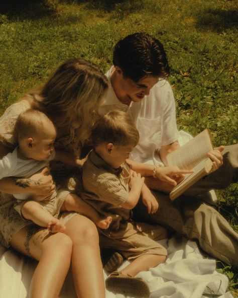 1950s Family Aesthetic, Family Portraits Aesthetic, Vintage Looking Family Photos, Nostalgic Family Photo, Untraditional Family Photos, Family Vintage Photoshoot, Family Photography Aesthetic, Vintage Family Aesthetic, Kaley From Kansas Family