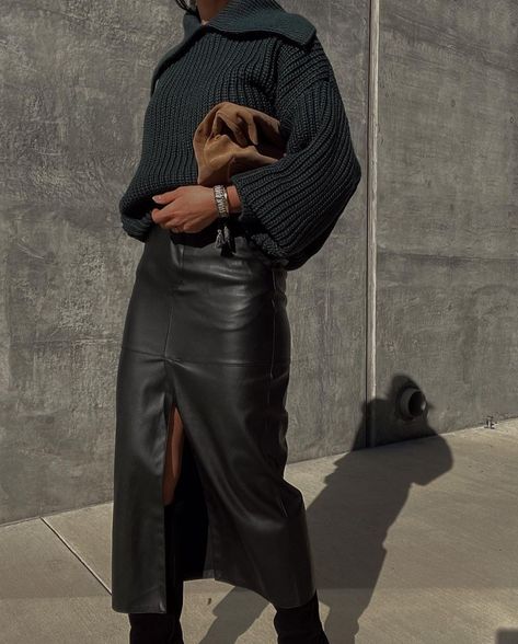 Long Leather Skirt Outfit, Long Leather Skirt, Rok Outfit, Leather Skirt Outfit, Skandinavian Fashion, London Outfit, Cooler Look, Looks Black, Black Leather Skirts