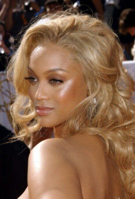 Hair Color For Brown Skin, Beyonce Blonde, Beyonce Hair, Blonde Curly Hair, Blonde Hair Girl, Tyra Banks, Honey Blonde Hair, Hair Inspo Color, Honey Blonde