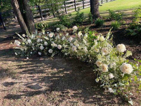 Semi Circle Wedding Altar, Half Moon Flower Arrangements, Flower Semi Circle Wedding, Semi Circle Wedding Ceremony Flowers, Semi Circle Flowers Ceremony, Moon Arch Wedding Flowers, Alter Flowers, Flower Halo, Wedding Ceremony Flowers