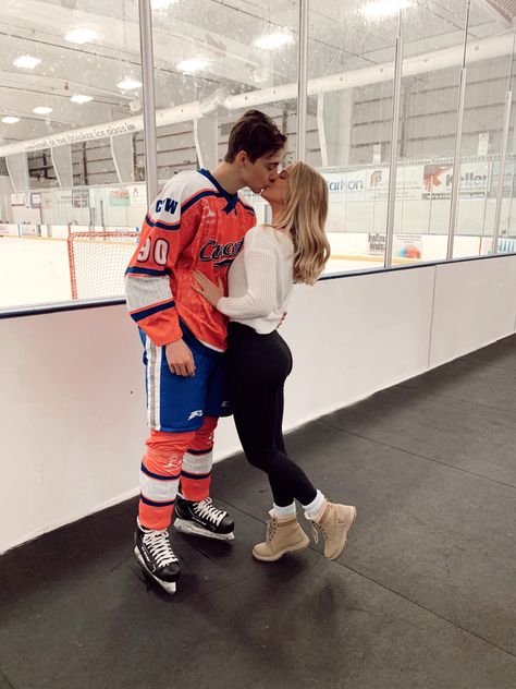 Hockey Game Couple Pictures, Dating Hockey Players, Cute Hockey Game Outfit Winter, Nhl Couples, Hockey Bf And Gf, Ice Hockey Girlfriend, Hockey Girlfriend Aesthetic, Hockey Wife Aesthetic, Cute Hockey Couples