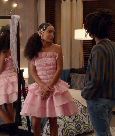 MEFeater Magazine on Instagram: “We will forever be obsessed with Yara Shahidi’s style on ‘Grown-ish’ 💕 Costume designer @michellecolecostumedesign #yarashahidi…” Zoey Johnson Grownish, Grownish Outfits, Zoey Johnson, Grown Ish, Yara Shahidi, Product Placement, Pink Prom Dress, Pink Prom, Prom Night