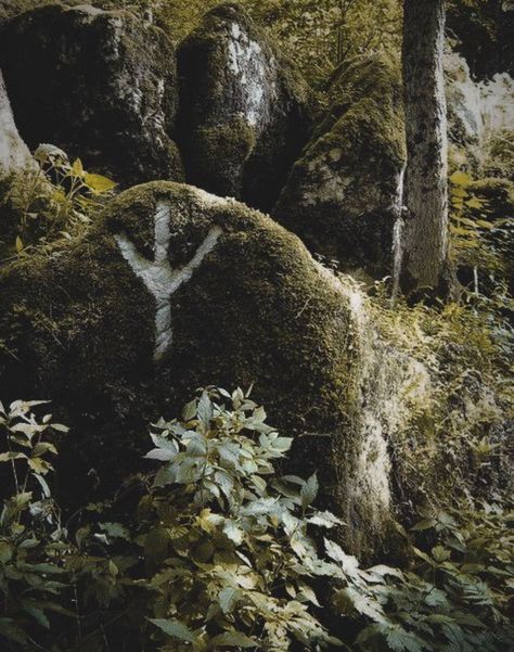 Viking Altar, Hawke Dragon Age, Viking Aesthetic, Stone Mirror, Norse Pagan, Deco Nature, Image Nature, Hakone, Witch Aesthetic