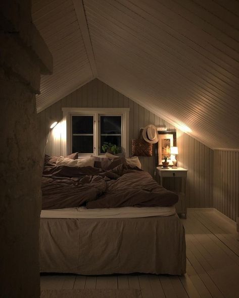 Calm Room, Simple Is Beautiful, Ideas Habitaciones, Rural Lifestyle, Nature Vintage, White Nature, Attic Bedroom, Rustic Cottage, Aesthetic Rooms