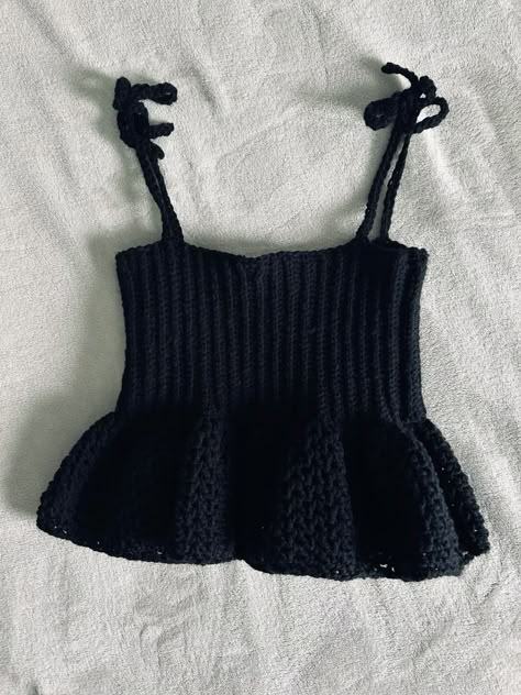 Crochet Y2k Clothes, How To Crochet A Dress, Crochet Baby Doll Top, Edgy Crochet, Crochet Babydoll Top, Cute Crochet Tops, Crochet Top Black, Aesthetic Crochet Clothes, Her Drawing