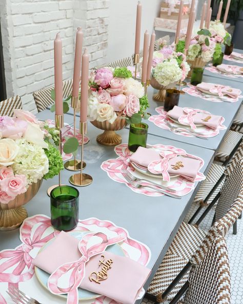 Victorian Baby Shower Ideas, Coquette Table Decor, Bow Baby Shower Theme Girl, Table Setting Baby Shower, Coquette Baby Shower Theme, Pink Bow Baby Shower Theme, Flower Themed Baby Shower, Shower Coquette, Victorian Baby Shower