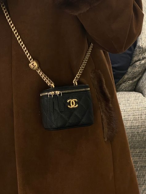 Photo of a black chanel vanity bag with chain hanging on a girl wearing a brown coat Small Chanel Bag Outfit, Luxurious Bags Collection, Chanel Bags Aesthetic, Mini Chanel Bag, Chanel Bag Aesthetic, Mini Bag Outfit, Mini Black Bag, Chanel Vanity Bag, Black Chanel Bag