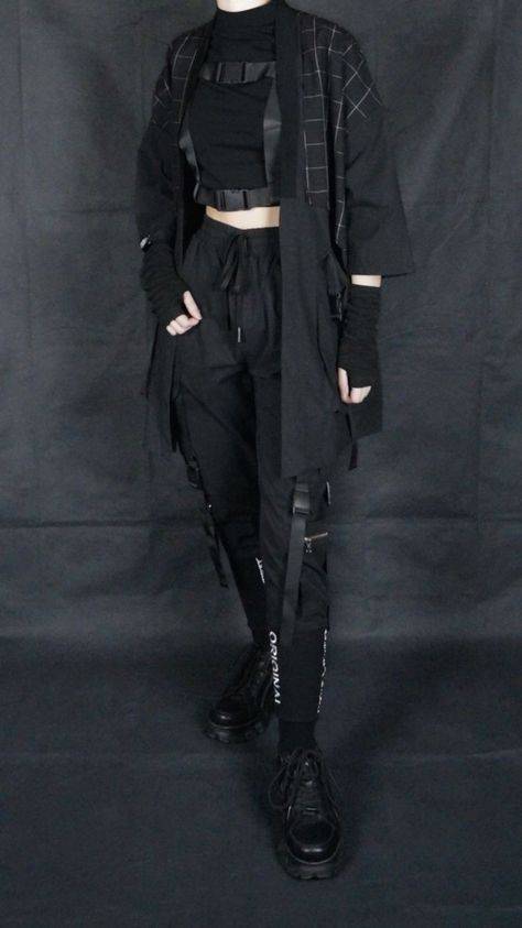 Warcore Aesthetic Outfit, Black Kimono Outfit Japanese, Cool Buissnes Outfit, Tech Wear Aesthetic Outfits, Edgy Dark Outfits, Tech Fashion Aesthetic, Black Techwear Women, Emo Techwear Outfits, Tech Outfit Aesthetic